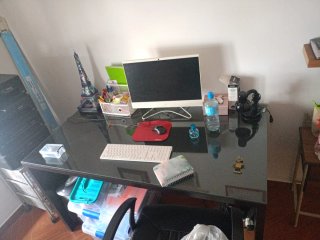 Escritorio negro. Espacioso.