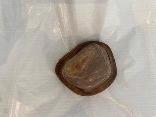 Suiseki con daiza de madera