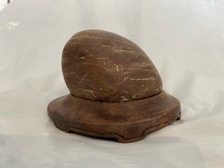 Suiseki con daiza de madera