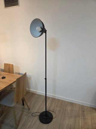 Lámpara de pie negra metálica