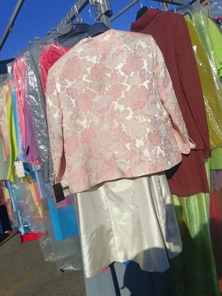 Vestido de fiesta floral rosa y blanco