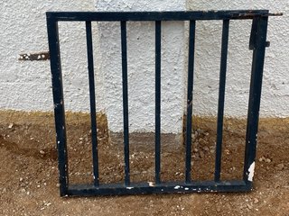 Puerta metálica exterior