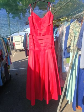 Vestido de fiesta rojo con chal