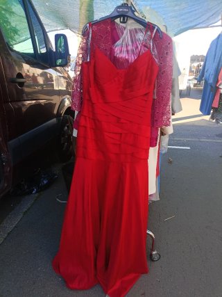 Vestido de fiesta rojo con chal