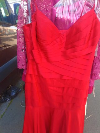 Vestido de fiesta rojo con chal