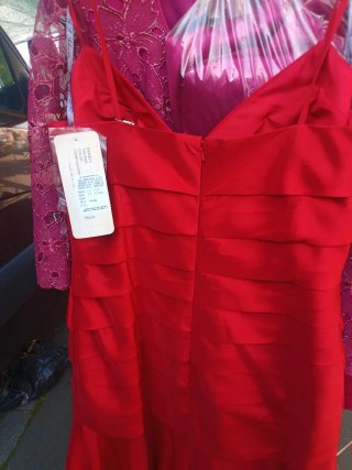 Vestido de fiesta rojo con chal