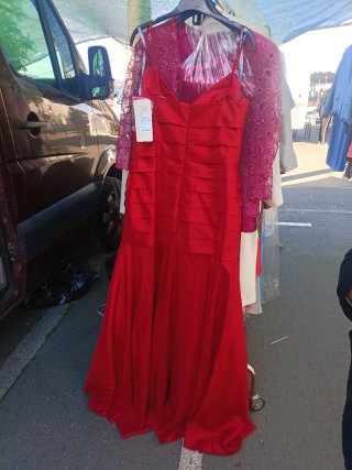 Vestido de fiesta rojo con chal
