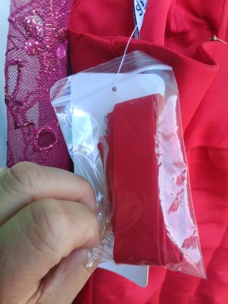 Vestido de fiesta rojo con chal