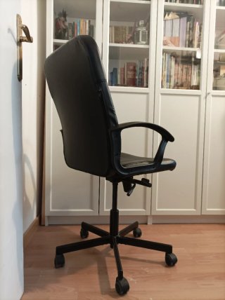 Silla de oficina negra giratòria.