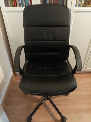 Silla de oficina negra giratòria.