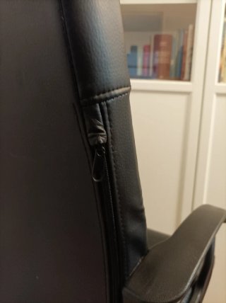 Silla de oficina negra giratòria.