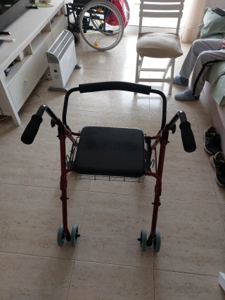 Andador plegable con cesta para persona mayor