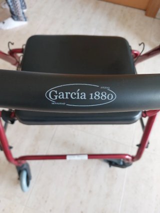 Andador plegable con cesta para persona mayor