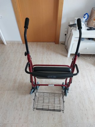 Andador plegable con cesta para persona mayor