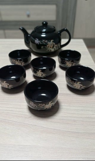Juego de té negro con flores
