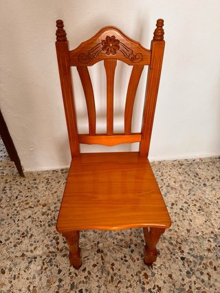 Mesa de comedor de madera y sillas