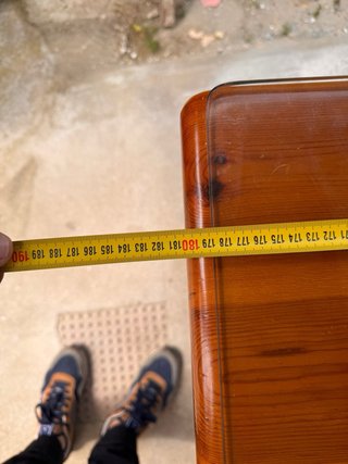 Mesa de comedor de madera y sillas