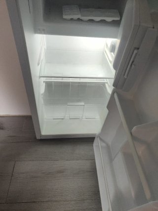 Nevera bajo encimera blanca.
