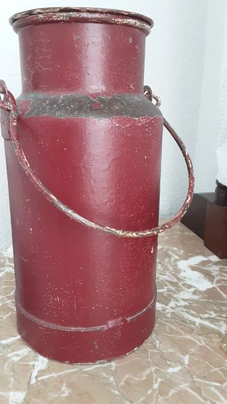 Lechera antigua de hierro con candado