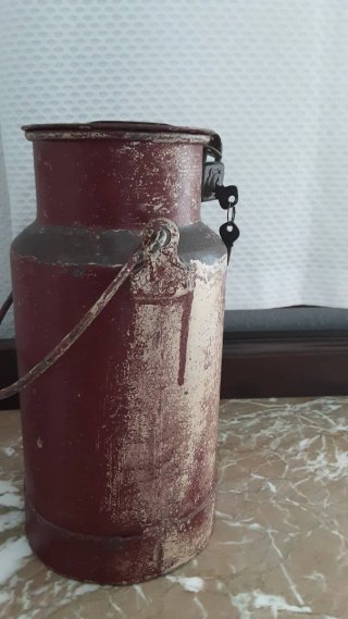 Lechera antigua de hierro con candado