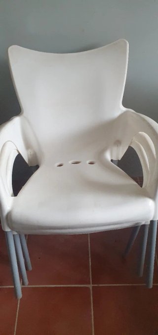 Juego 4 Sillas y 4 Mesas Blancas Plástico