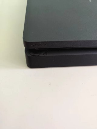 PlayStation 4 Slim 1 TB + controller