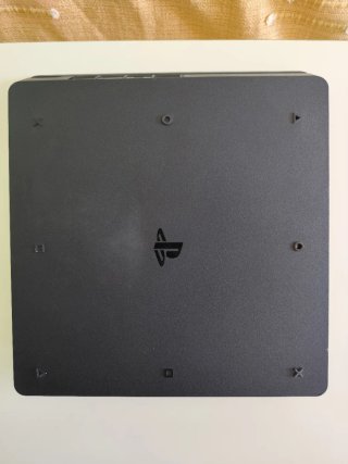 PlayStation 4 Slim 1 TB + controller
