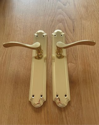 Manillas de puerta doradas
