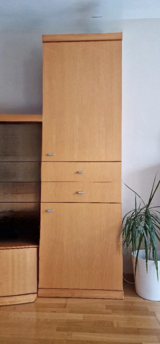 Mueble de comedor, mesa y sillas.