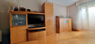 Mueble de comedor, mesa y sillas.