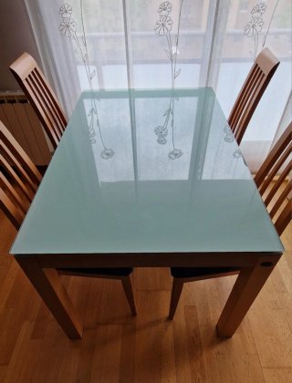 Mueble de comedor, mesa y sillas.