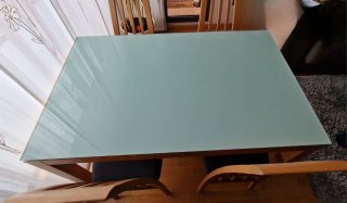 Mueble de comedor, mesa y sillas.