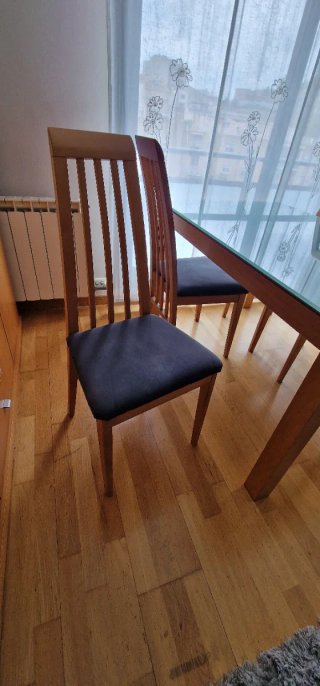 Mueble de comedor, mesa y sillas.