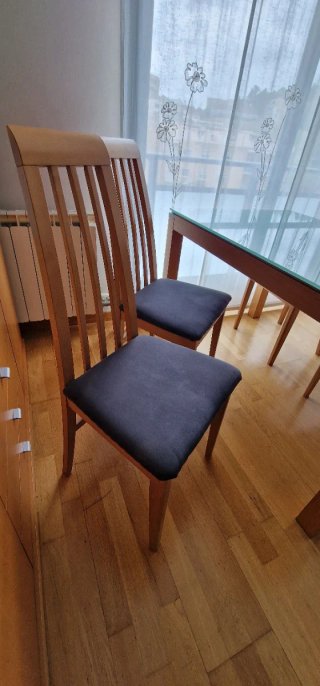 Mueble de comedor, mesa y sillas.