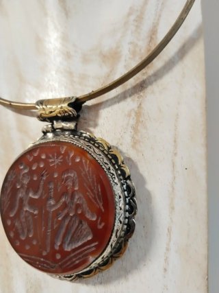 Collar con colgante de ágata tallada