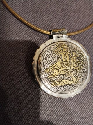 Collar con colgante de ágata tallada