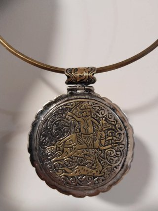 Collar con colgante de ágata tallada