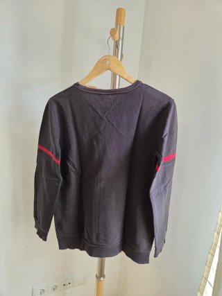 Sudadera negra con número 74