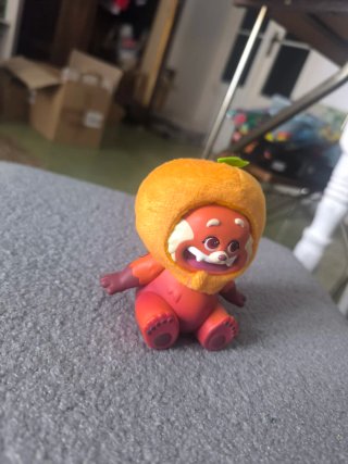 Muñeco Red Panda Rojo,  caja sorpresa miniso
