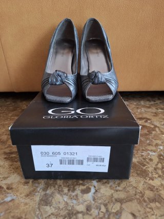Zapatos tacón Gloria Ortiz grises y plateados