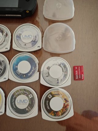 Consola PSP Sony + 11 UMDs y Accesorios