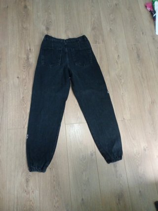 Pantalones negros con dibujos