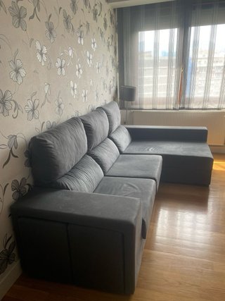 Sofá chaise longue gris con arcón