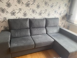 Sofá chaise longue gris con arcón