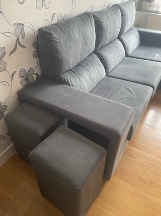 Sofá chaise longue gris con arcón