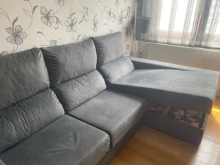 Sofá chaise longue gris con arcón
