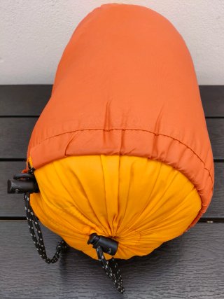 Saco de dormir infantil Deuter naranja y amarillo