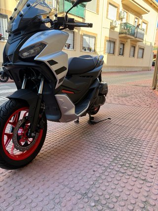 Aprilia SR GT Maxi Scooter Negra/Plata