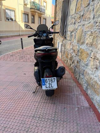 Aprilia SR GT Maxi Scooter Negra/Plata