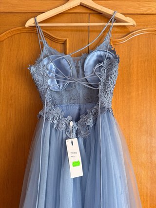 Vestido largo azul con encaje